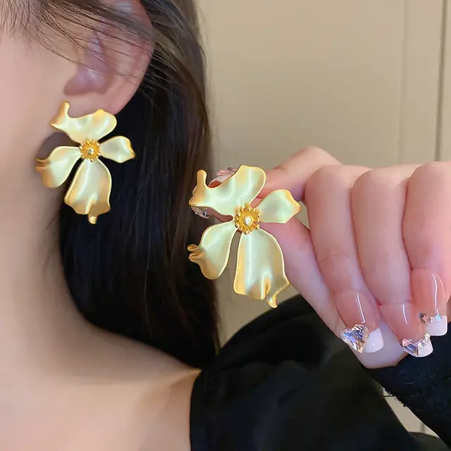 Retro Flower Stud